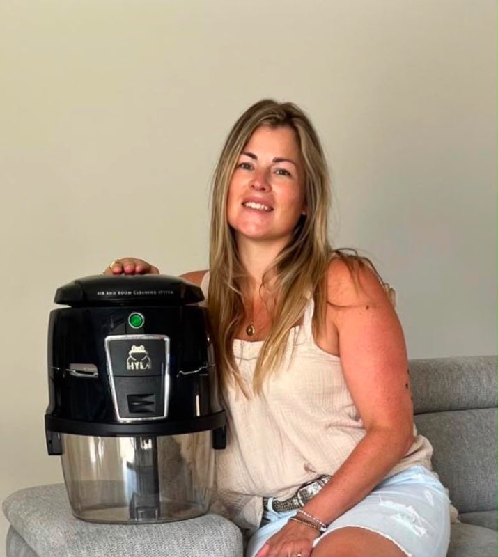 Maman solo d’une petite poupée dynamique